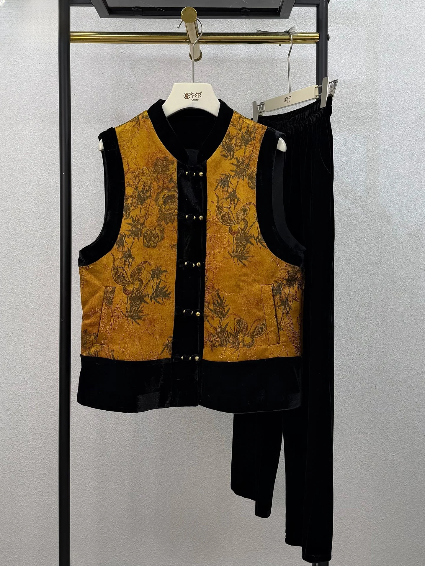 

New National Style Autumn Winter Mommy Silk Velvet Patchwork Satin Buttoned Vest Cabbage Pants Set 2025 New Arrival Loose Fit...