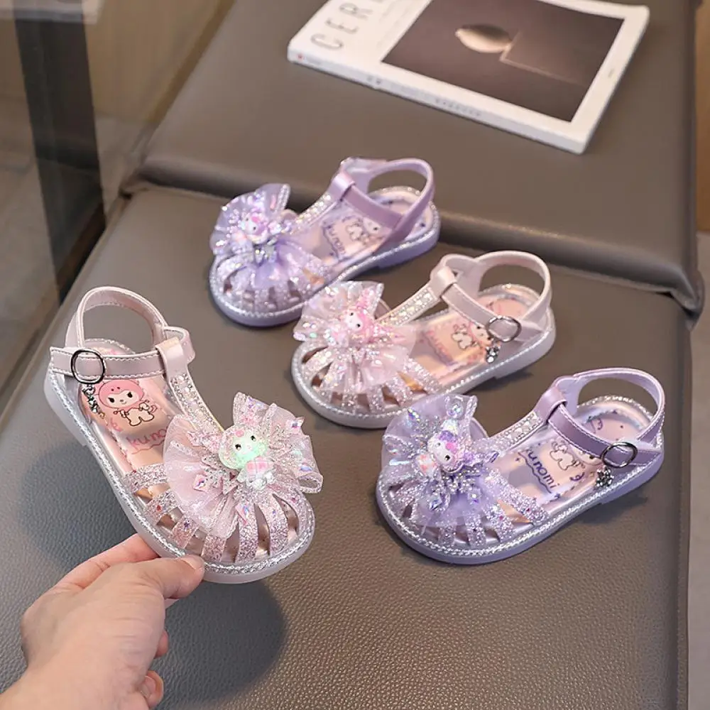 

Sanrio Kuromi/Новые сандалии со светодиодной подсветкой для девочек, детская обувь, обувь принцессы с мягкой подошвой с героями мультфильмов, спортивная пляжная обувь для подростков, подарки