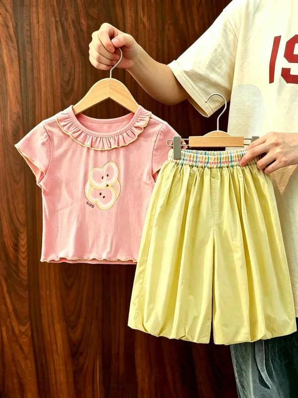 

Girls Summer Short Sleeve Ruffle Collar Outfit Fashionable 2026 New Sweet Lantern Pants Two Piece Set Children's Clothing