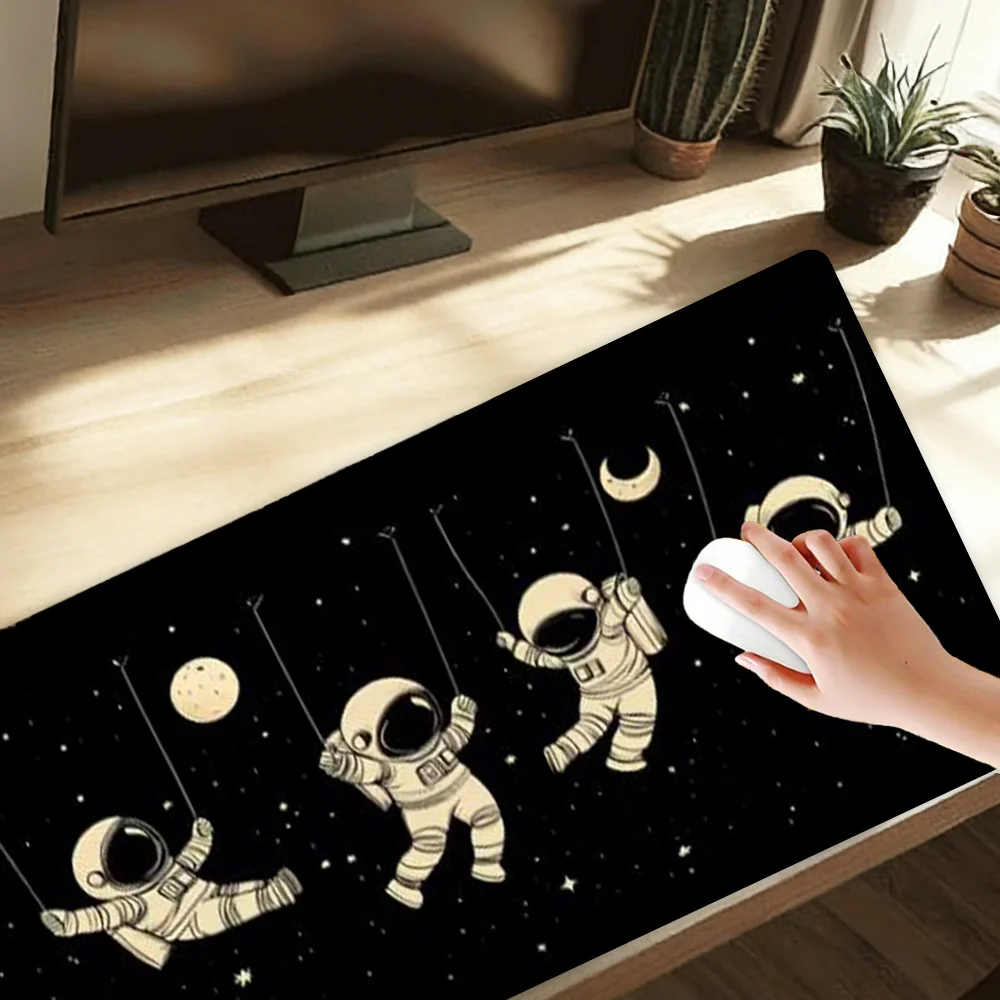 Organiseurs de bureau et plateaux de style dessin animé, avec des astronautes, un ciel étoilé et un design spatial, tapis de souris