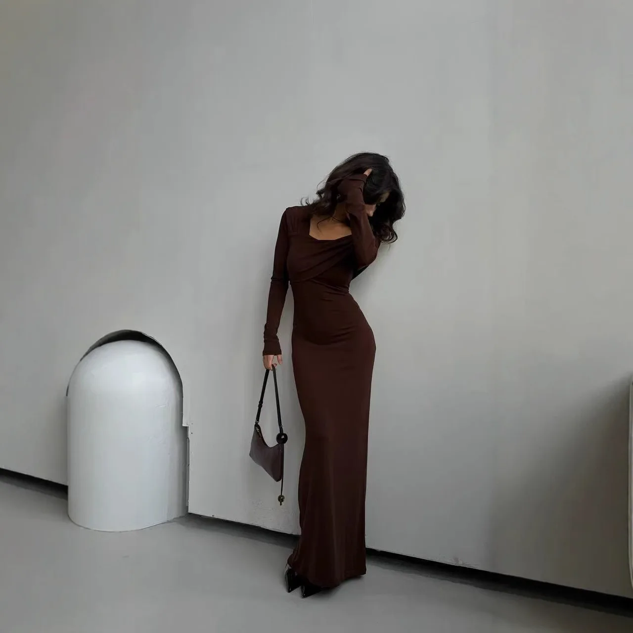 

Small Niche Design Solid Color Dress For Women In Early Spring 2025 New Sexy Sloping Shoulder Long Sleeved Hip Hugging Skirt