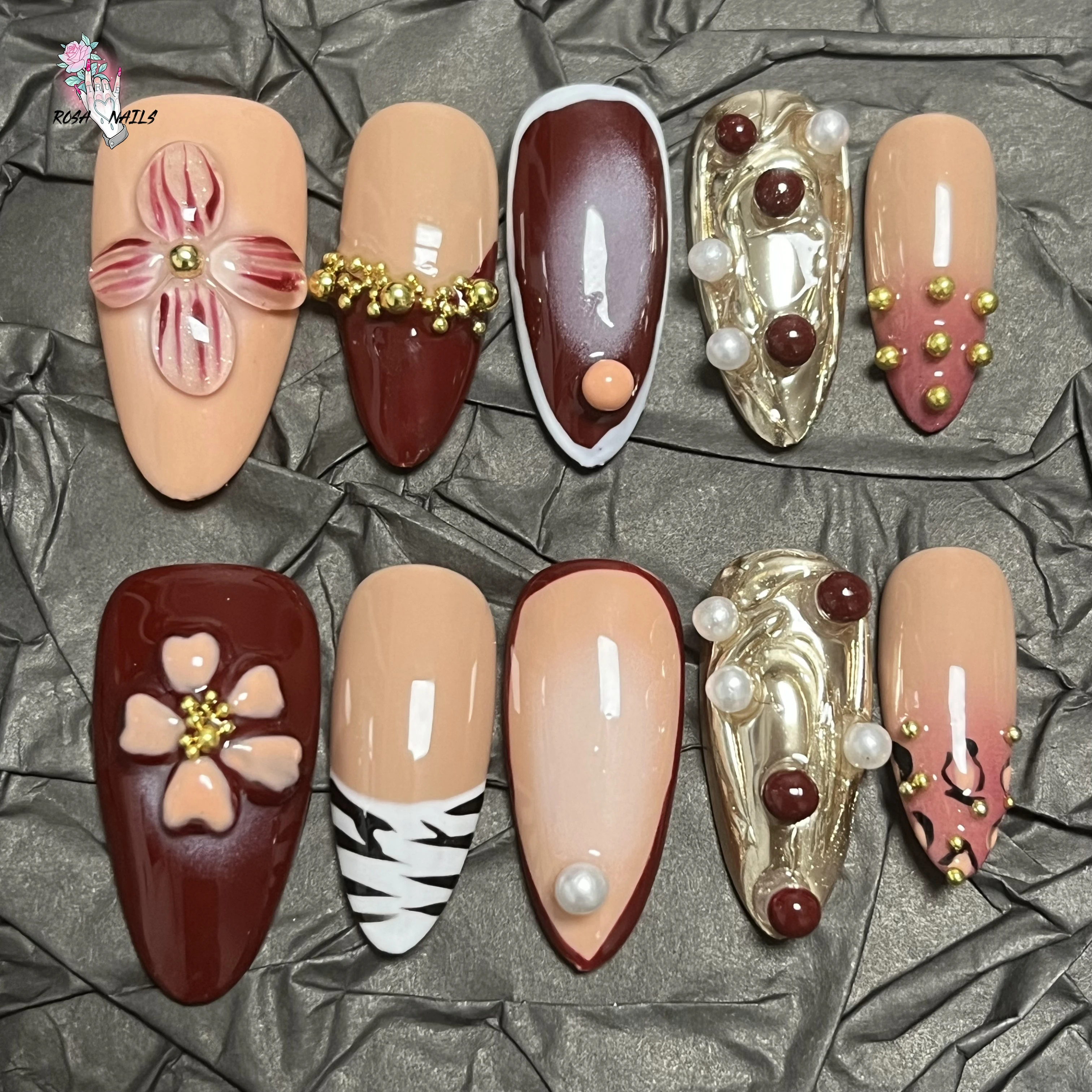 

Flowers Glod False Nail Medium Almond Metal Gloden Press On Nails Frech Glitter Diamond 3D Flower Pearl Decor Wearable Nail Tips