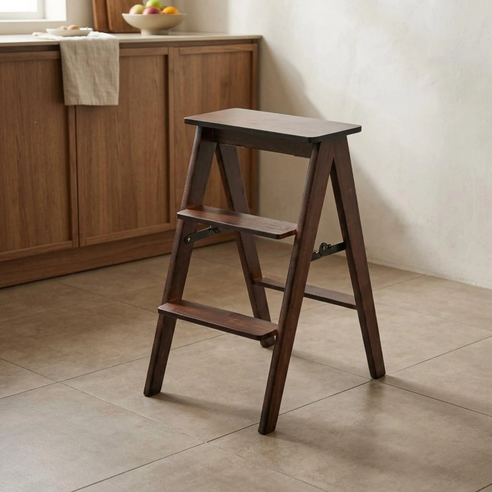tabouret-pliant-en-bois-avec-charnieres-metalliques-noires-structure-triangulaire-plateforme-superieure-rectangulaire-finition-bois-brun-aide-domestique