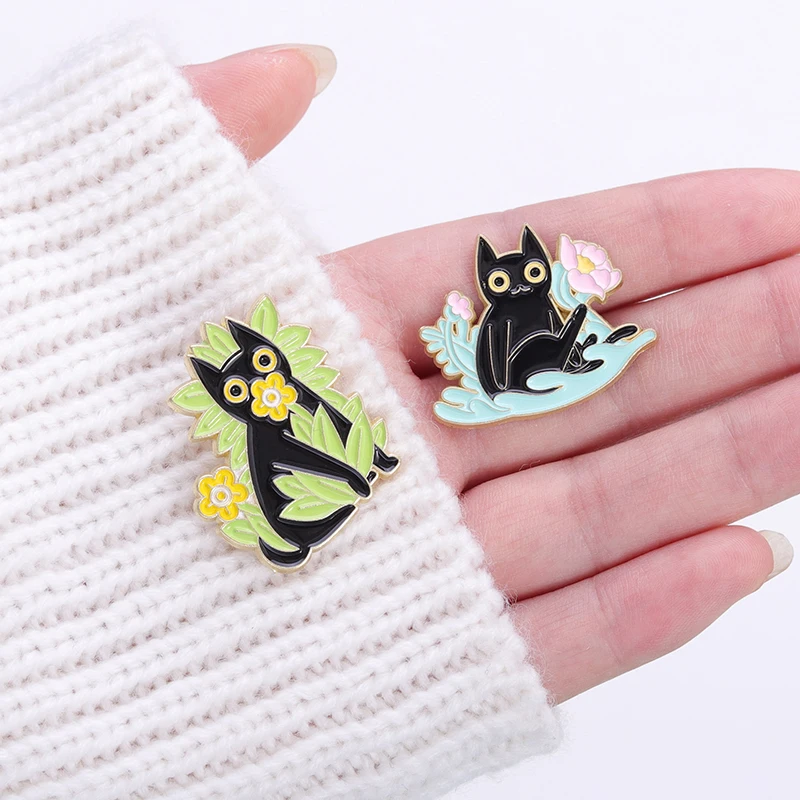 Alfileres esmaltados de gato en plantas, broches de Cactus personalizados de gatito negro Monstera Ficus Lutea, insignias de solapa de Cuello de camisa, regalo de joyería divertida