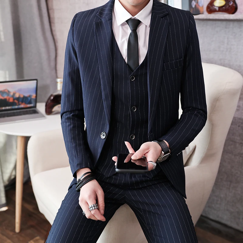 

Высококачественный мужской модный и стильный универсальный трендовый комплект в британском стиле с полосками, состоящий из трех предметов.