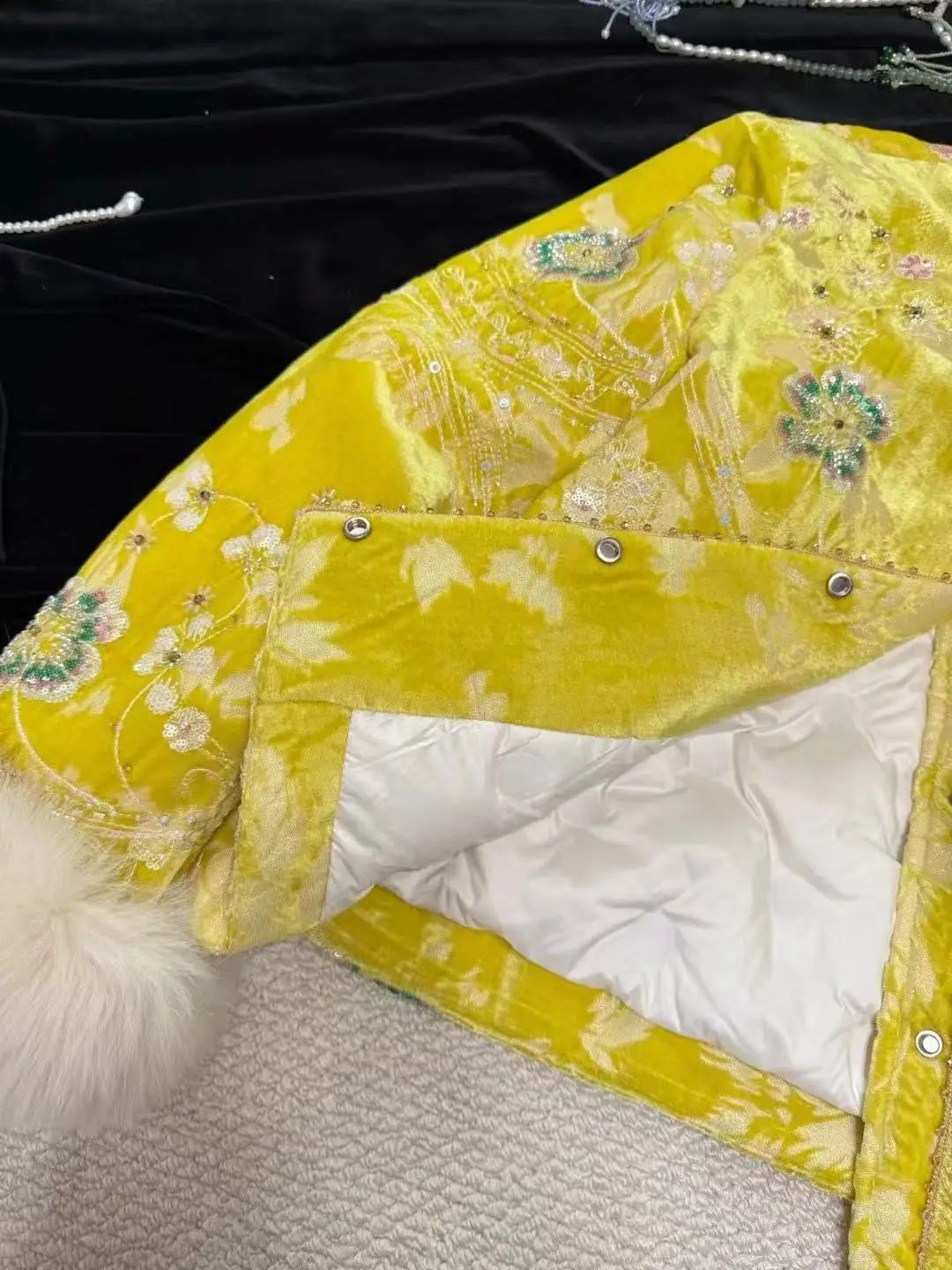 ملابس نسائية جديدة على الطراز الصيني لشتاء 2025 سترة عصرية ودافئة مع تطريز مطرز بأكمام طويلة من فرو الثعلب