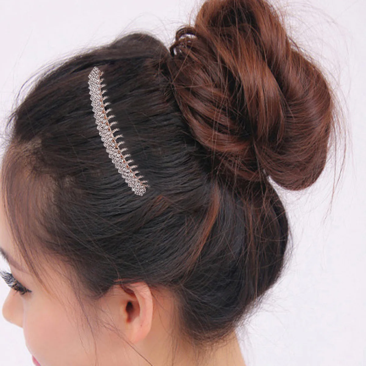 หวีติดผมประดับมุกและโบว์ 1 ชิ้น ทำจากโลหะผสมประดับคริสตัลและเพชรเทียม เหมาะสำหรับงานแต่งงาน งานพรอม งานฉลองครบรอบ