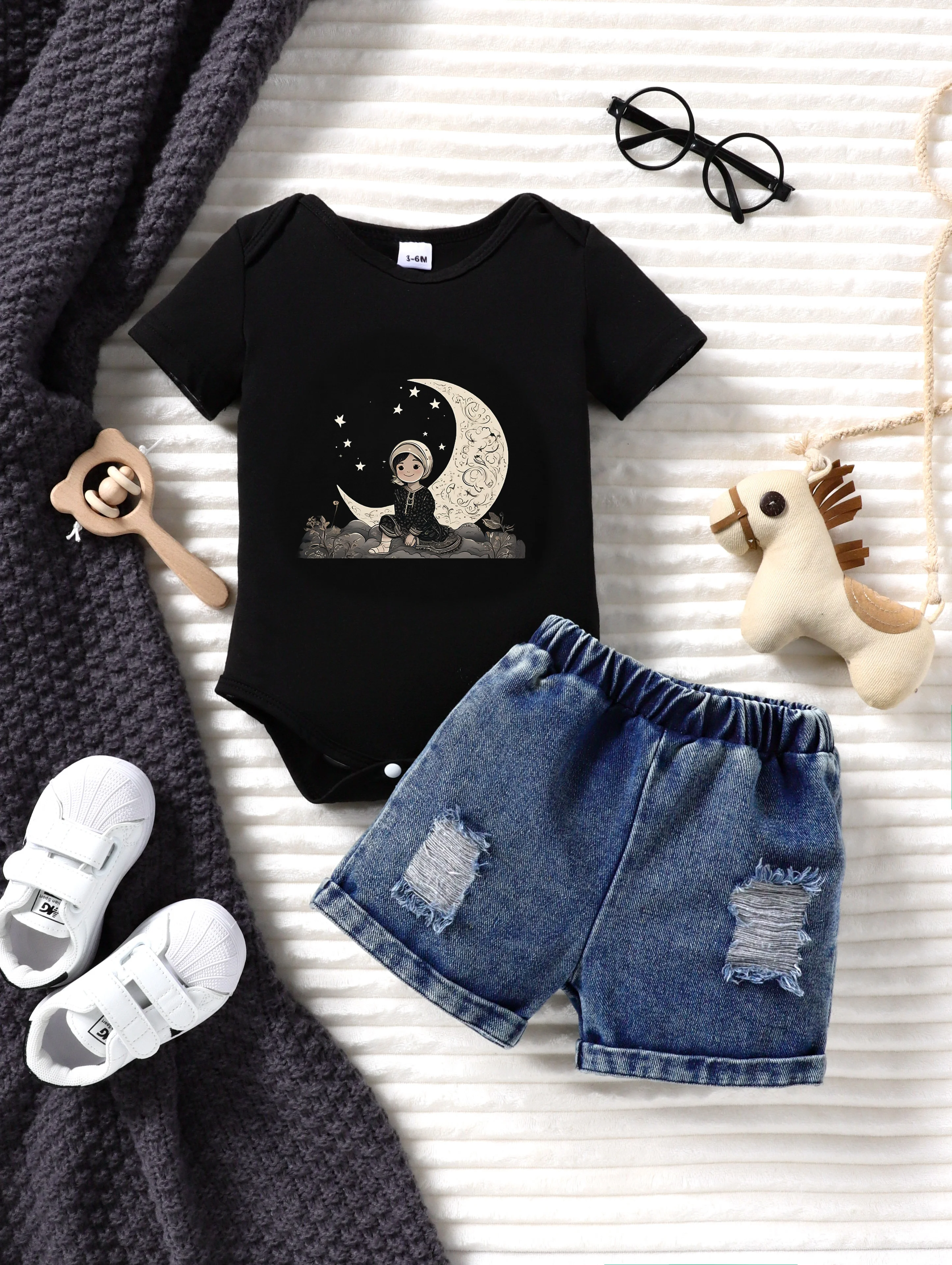 conjunto-de-verao-para-menina-com-manga-curta-em-duas-pecas-estampa-de-estrela-e-lua-em-preto-roupa-com-shorts-de-denim-rasgado