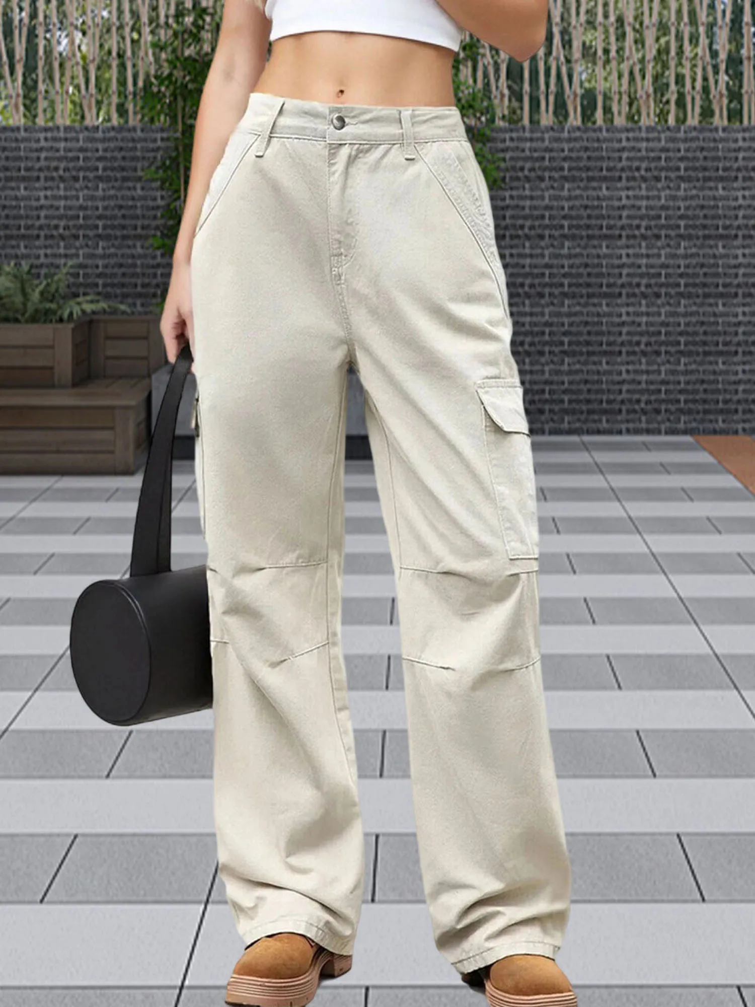 

Женские потертые джинсы с высокой талией, карманами-карго и широкими штанинами для стильного и удобного образа