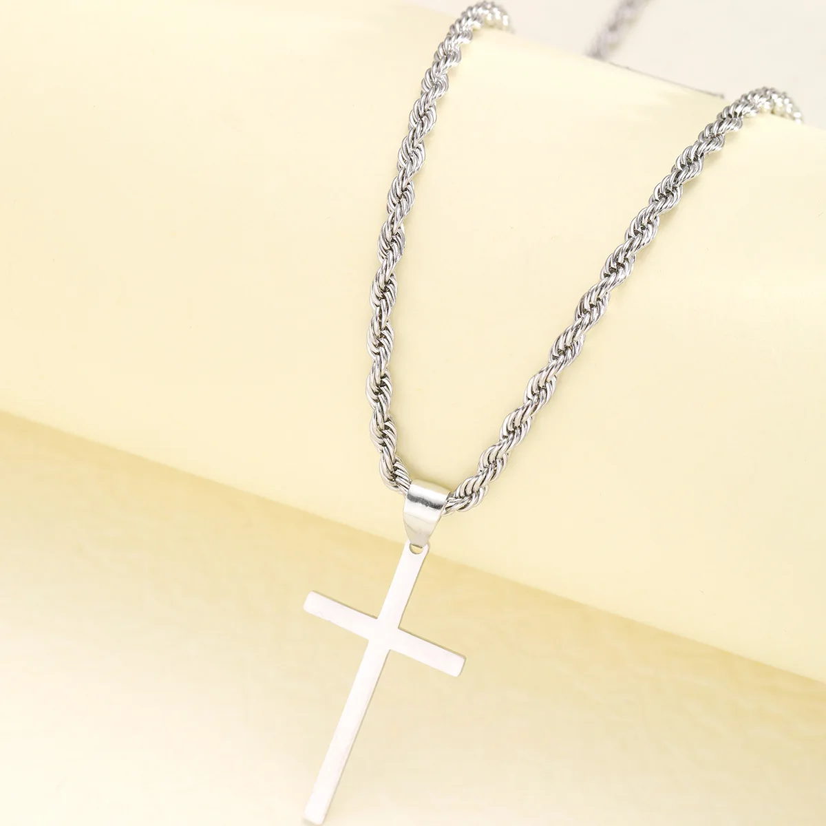 Modische Kreuz-Halskette aus Edelstahl für Herren, goldfarbener oder silberfarbener Kreuzanhänger, gedrehte Kettenglieder, Damen-Party-Schmuck. – Detail 1