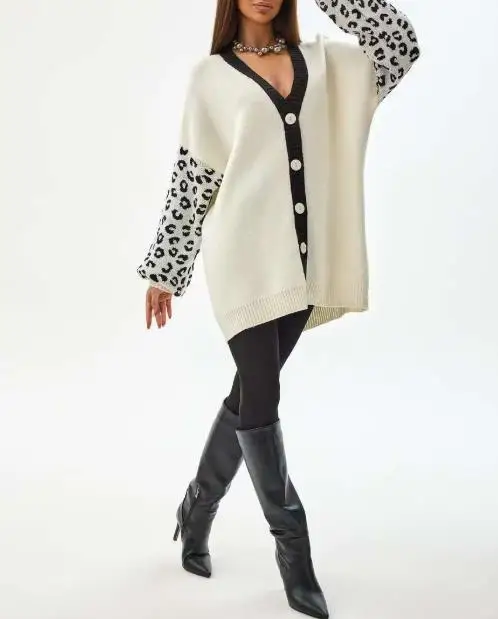 Kardigan damski dzianinowy o luźnym kroju, z żakardowym wzorem w panterkę, dekoltem w serek, średniej długości, idealny do pracy, kolekcja Jesień 2025.