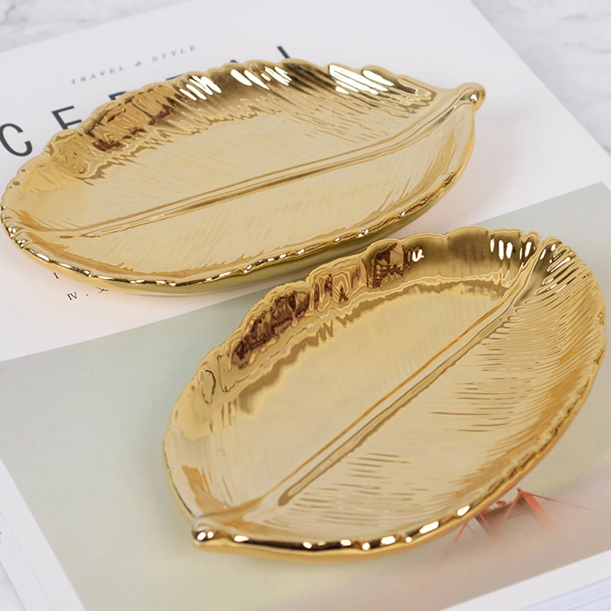 

White Ceramic Jewelry Tray with Glossy Gold Leaf Jewelry Organizer Dish for Rings Necklaces Bracelets Home Desktop Decoration