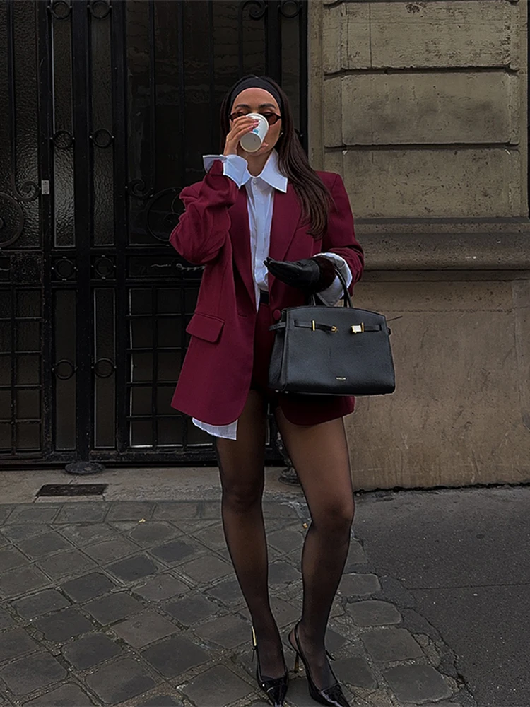 طقم نسائي أحمر أنيق مكون من قطعتين، سترات عصرية بأكمام طويلة وجيوب وأزرار ربط ومجموعات شورتات بسيطة عالية الخصر