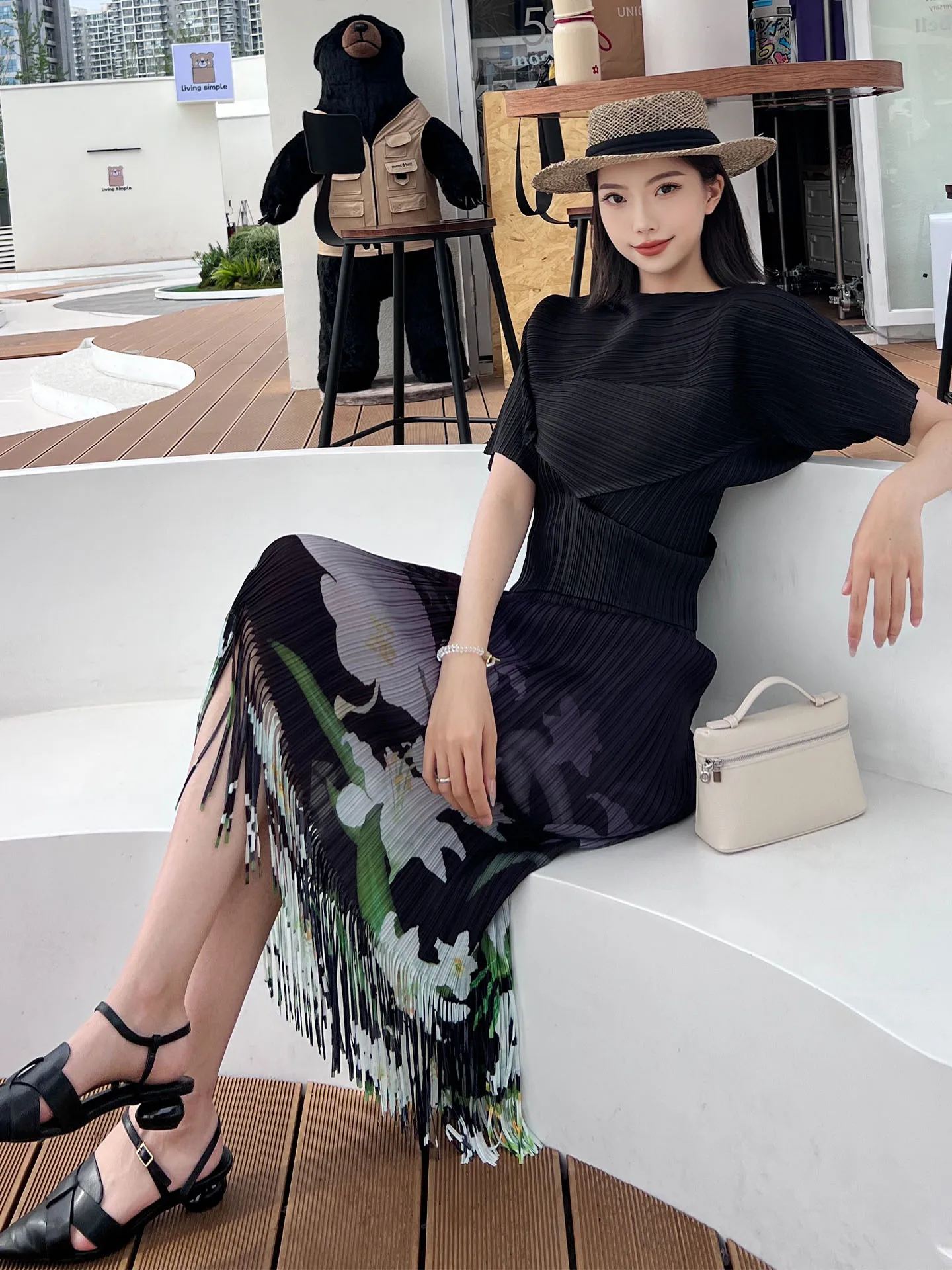 

Summer Black Short Sleeve Women's Set with Tassel Print Half Skirt Pleated Top And Skirt Ensemble Retro Cool Sensation