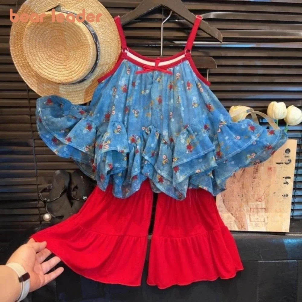 

Летний милый детский комплект Bear Leader, корейская версия, новая модная одежда для девочек, синий топ на бретельках с цветочным принтом + красные расклешенные брюки