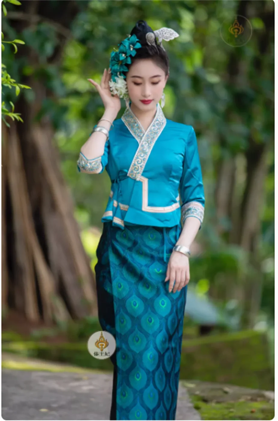 

Dai traditional clothing - women's peacock blue embroidered tube skirt