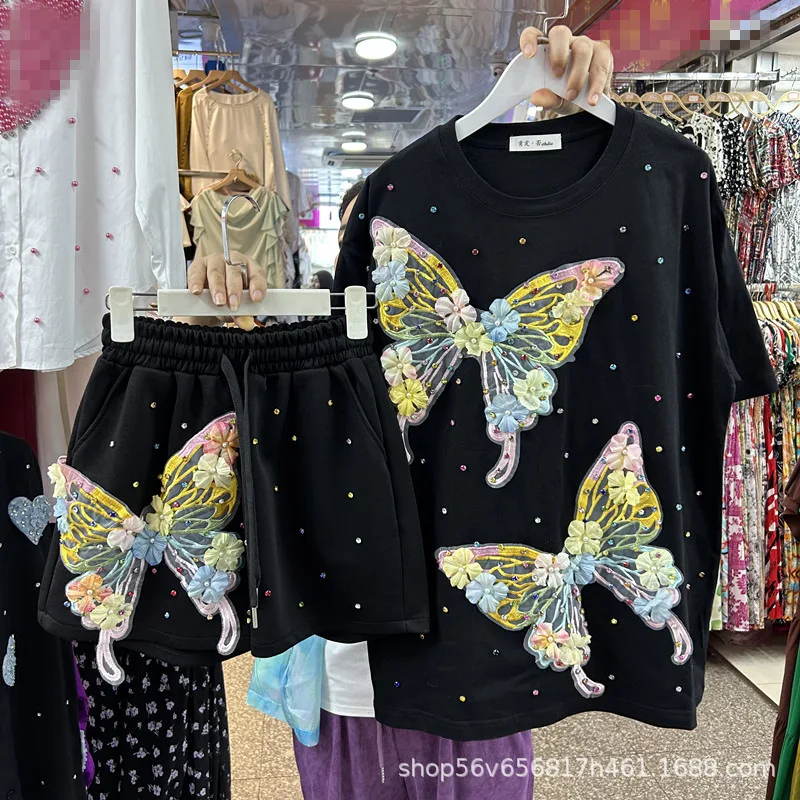

Модный женский комплект из двух предметов, свободная футболка с короткими рукавами и вышивкой, бриллиантами и бабочкой + повседневные шорты трапециевидной формы с эластичной резинкой на талии