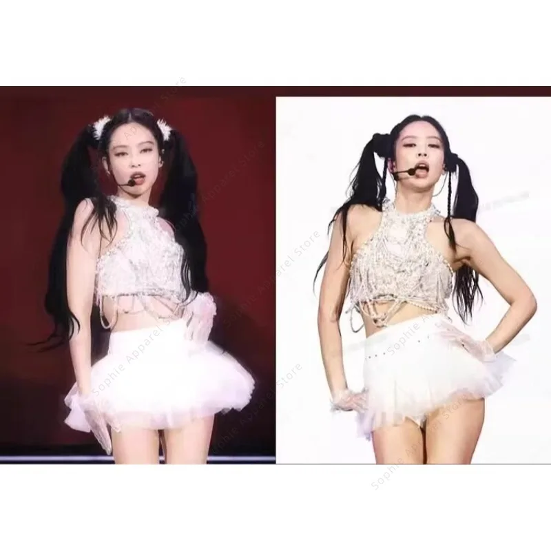

Костюм для сольного выступления K-pop айдола Дженни: топ-халтер с жемчужными бусинами и белая мини-юбка из фатина, комплект для танцевальных выступлений