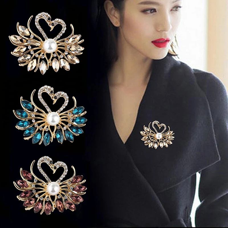 Sevimli kristal kuğu broş Pins şampanya severler hayvan Rhinestones kadınlar için düğün eşarp takı Vintage yaka iğneler broşlar