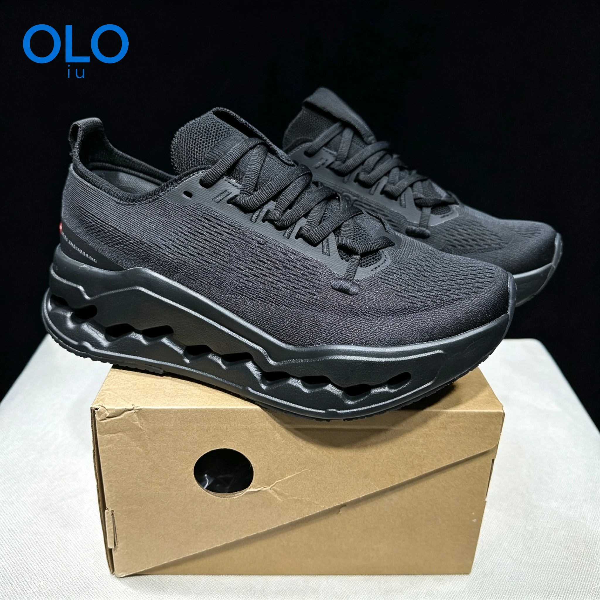 Scarpe da corsa con tomaia in maglia a rete nera, design a onda, suola spessa, ideali per palestra, allenamento e sport.