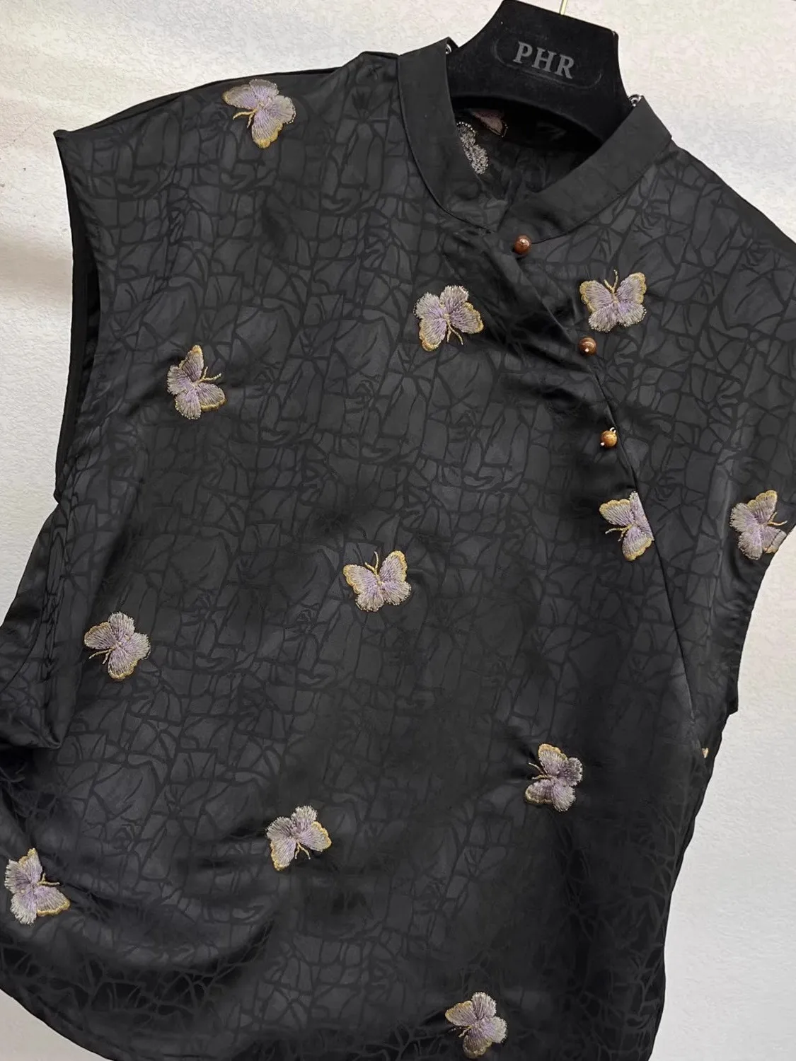 Letnia kolekcja 2025, damska bluzka z stójką, w stylu vintage, zapinana na guziki, z nadrukiem, rozpinana, luźny krój, cienki materiał, jednolity kolor.