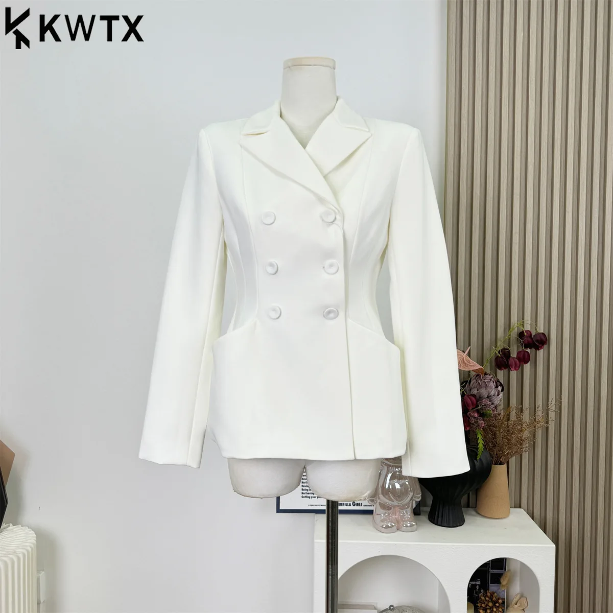 سترة نسائية KWTX بلون سادة مزدوجة الصدر مقصوصة مع طية صدر السترة مع حزام خصر أنيق بتصميم عتيق وأنيق وبسيط Luxe2025