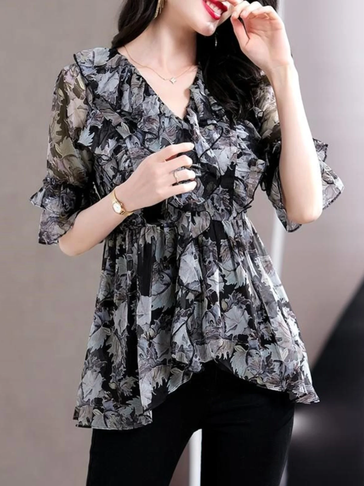 

Loose V-Ne Slimming Chiffon irt Women's Bla Top Summer 2024 Mid-Aged Mommy Sle Knot Lace Regular Length