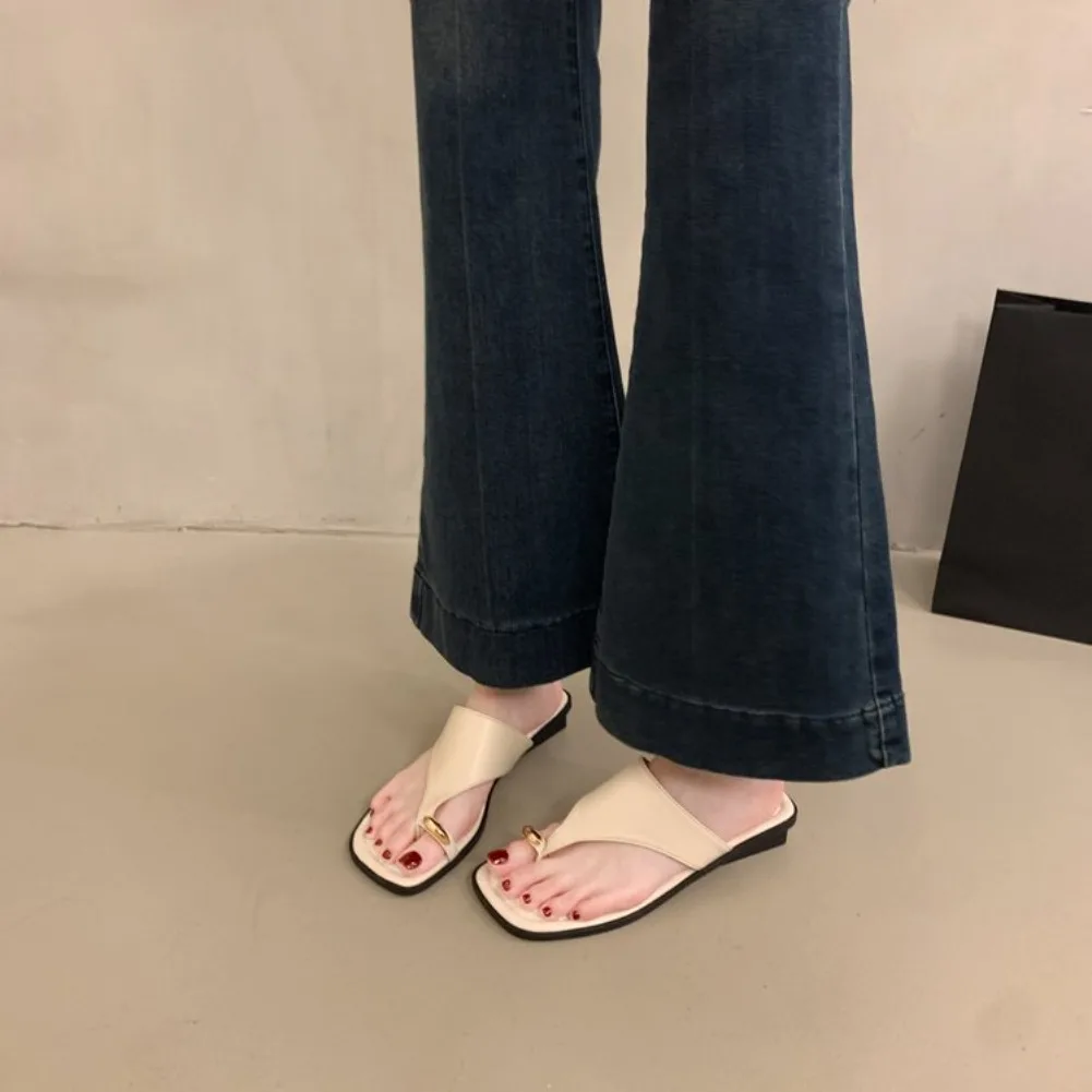 Damen Sommer Flip-Flops mit flacher Sohle, Zehenstegsandalen, eckige Zehenpartie, Kunstleder, weiche Sohle, rutschfeste Schuhe für Strandurlaub und Alltag – Detail 22