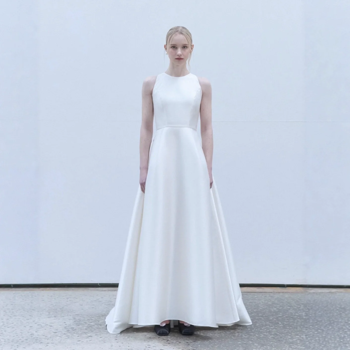 Minimalist High Neck Sleeveless Bridal Gowns Satin A-Line Dresses Small Train Lace Up Back Elegant Floor Length Wedding Dress