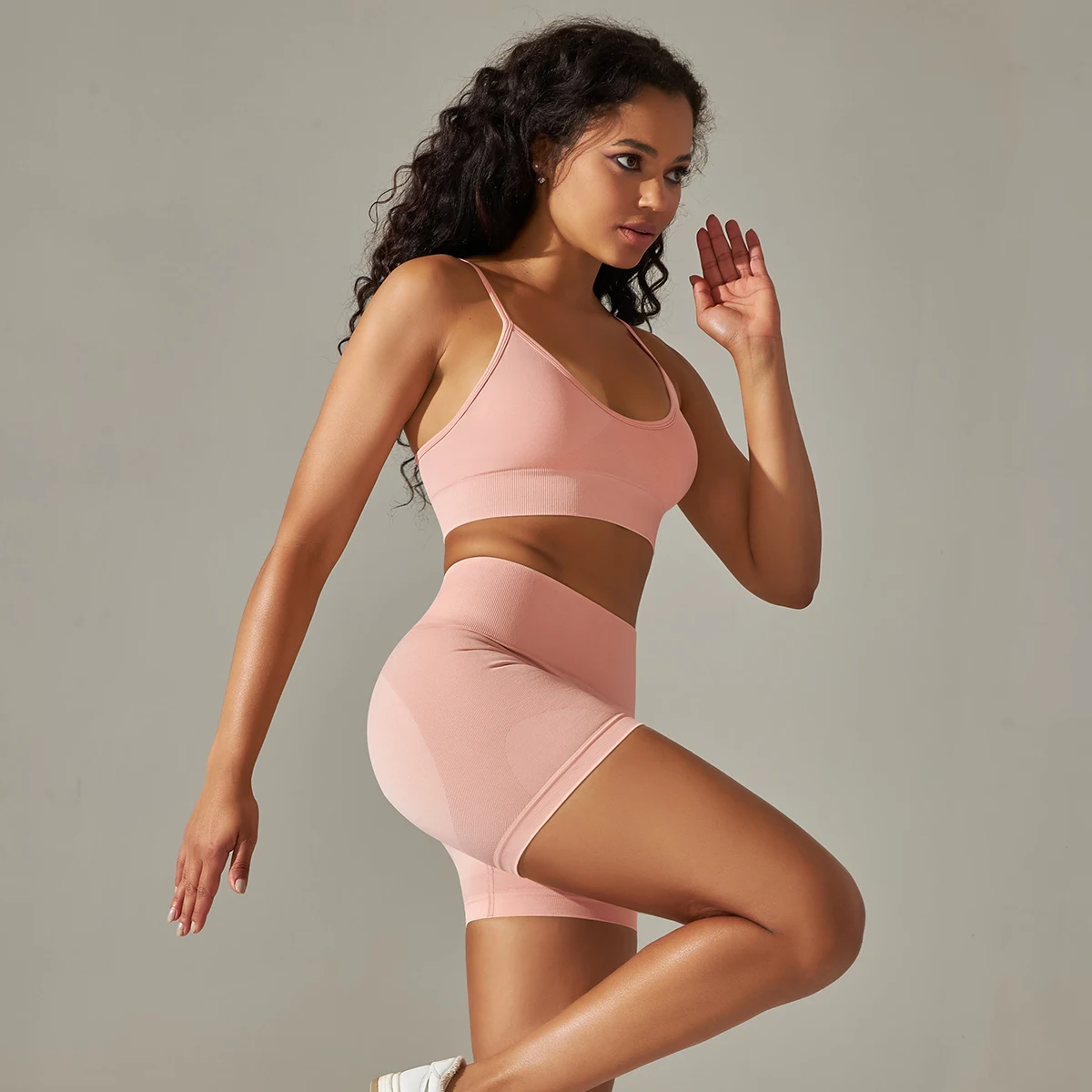 

2 шт., сексуальный бюстгальтер с открытой спиной и бретелями, комплект шорт для йоги, женские бесшовные шорты для йоги с высокой талией персикового цвета, летний топ для тренировок, комплект для йоги