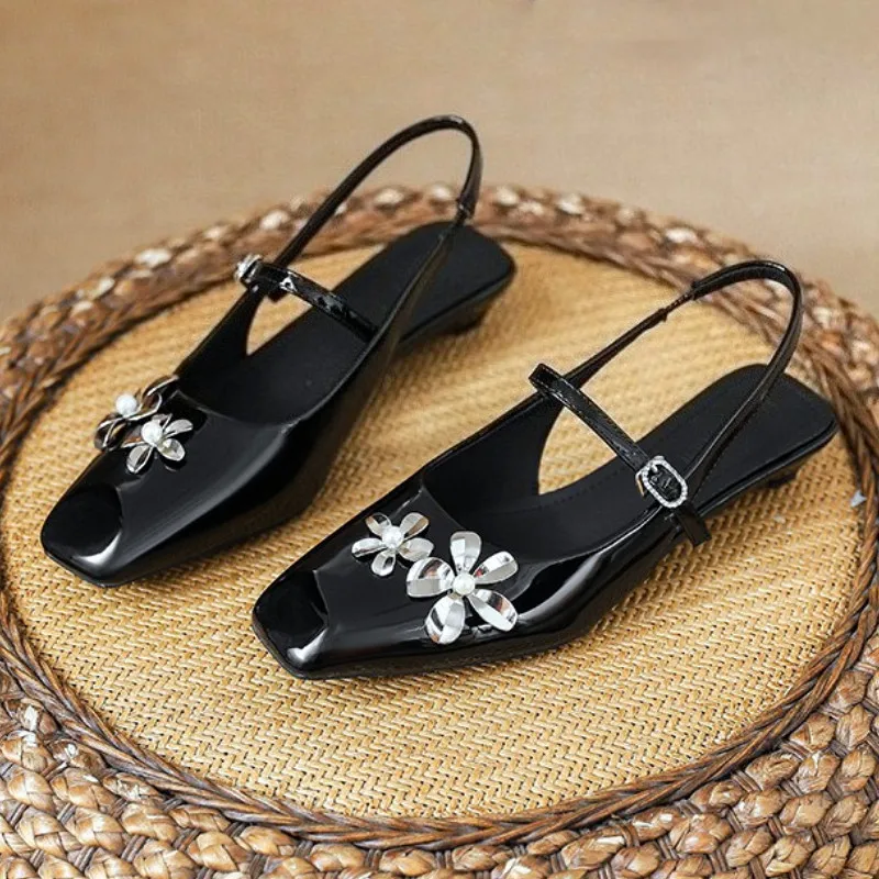 Zapatos de tacón bajo con diseño de flores y diamantes de