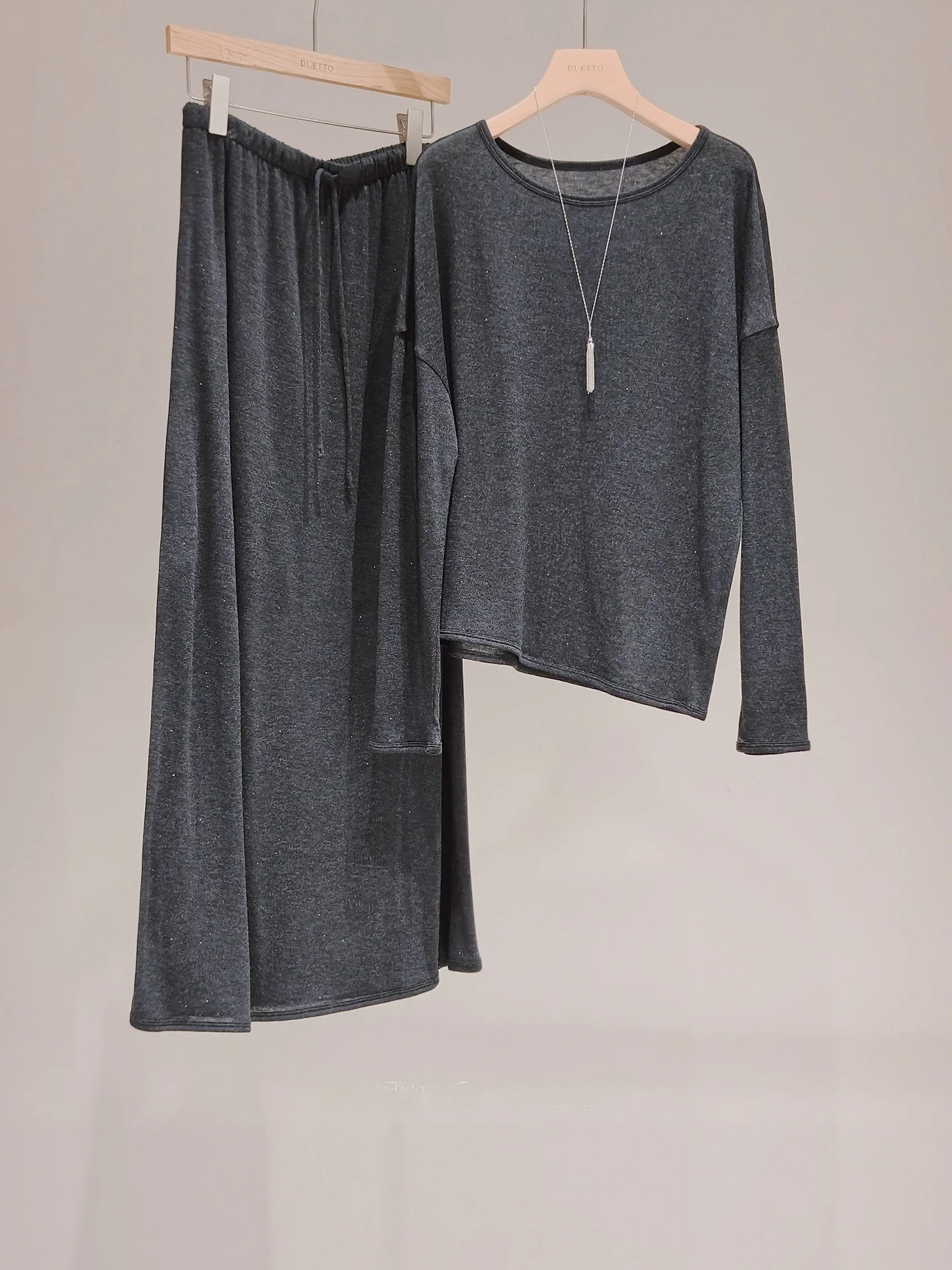 

Элегантный простой вязаный комплект из двух предметов: женская юбка миди с высокой талией и дышащая легкая кофта из шерсти и лиоцелла для повседневной носки