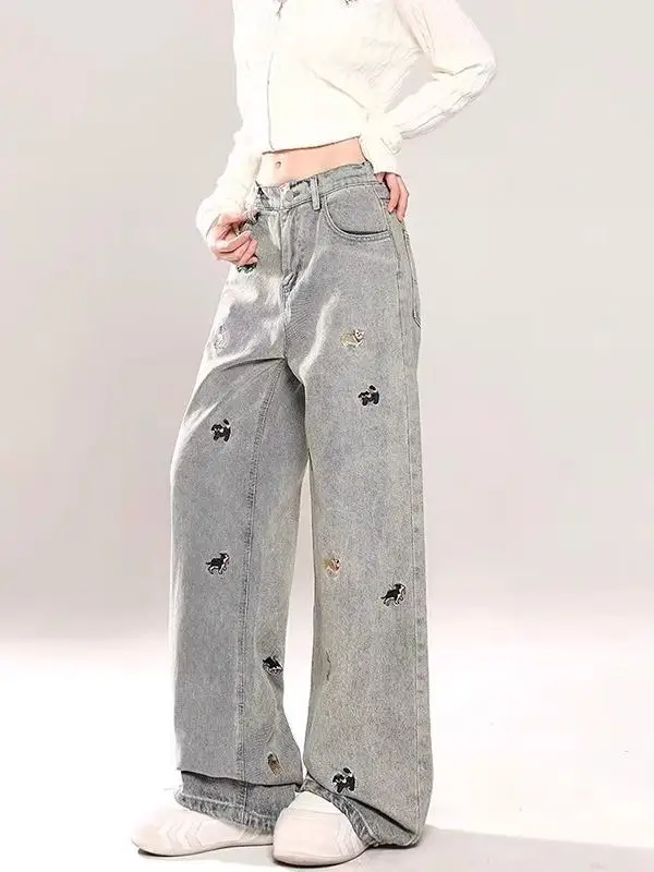 Damskie jeansy z wysokim stanem, haftowane, z kwiatowym wzorem, grafika, dekoracja, moda damska, denim, estetyka, trendy, unikatowe.