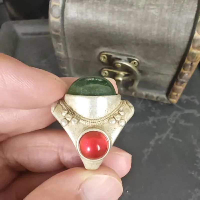 Vintage Two‑Tone Gem Ring Unisex Rivet Ornament Metal Green Jade & Red Stone Oriental Statement Finger Jewelry