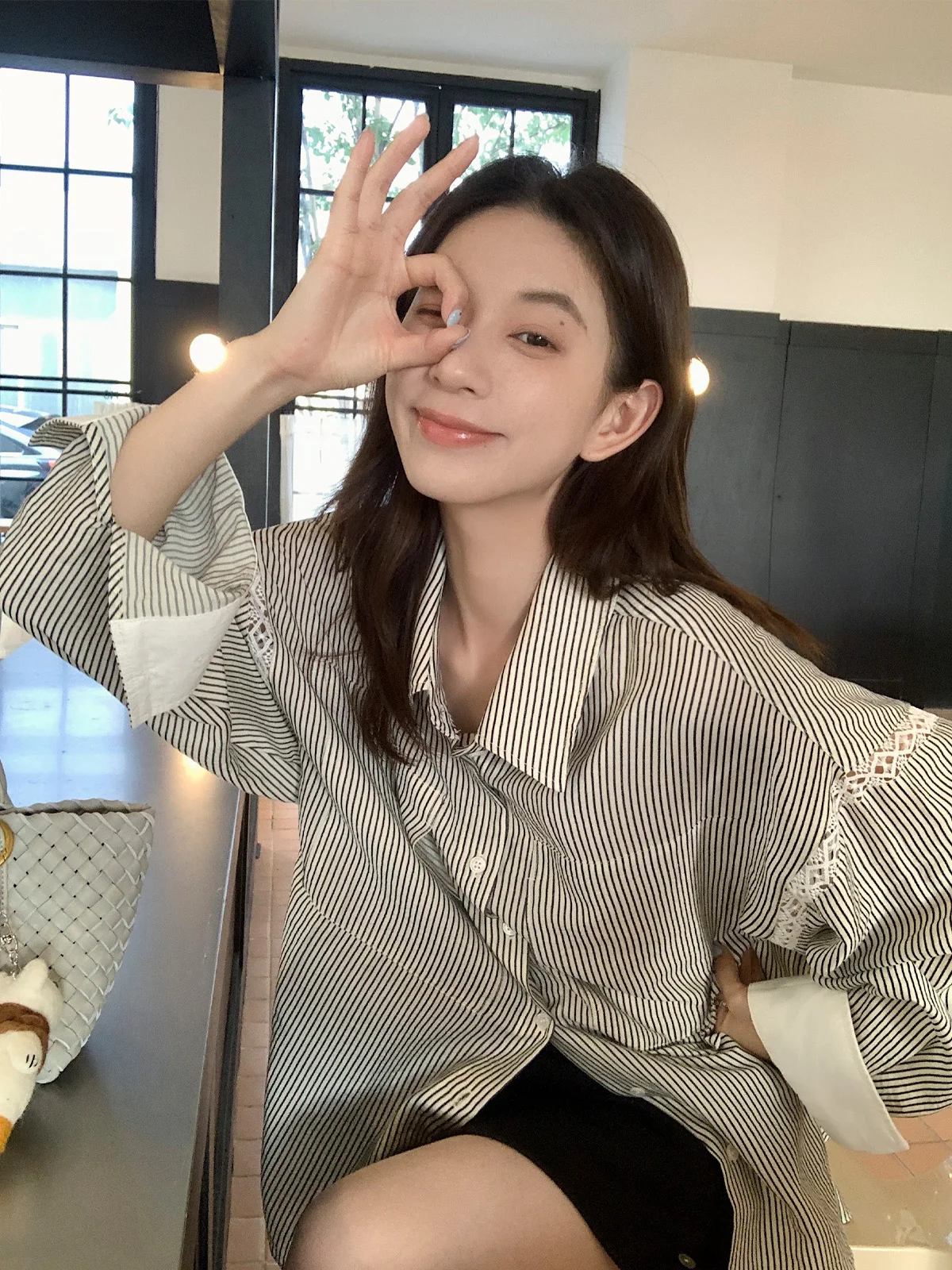 

TWINS корейская свободная посадка в полоску с кружевной отделкой блузка женский дизайн повседневное ажурное верхнее пальто дышащее длинное све