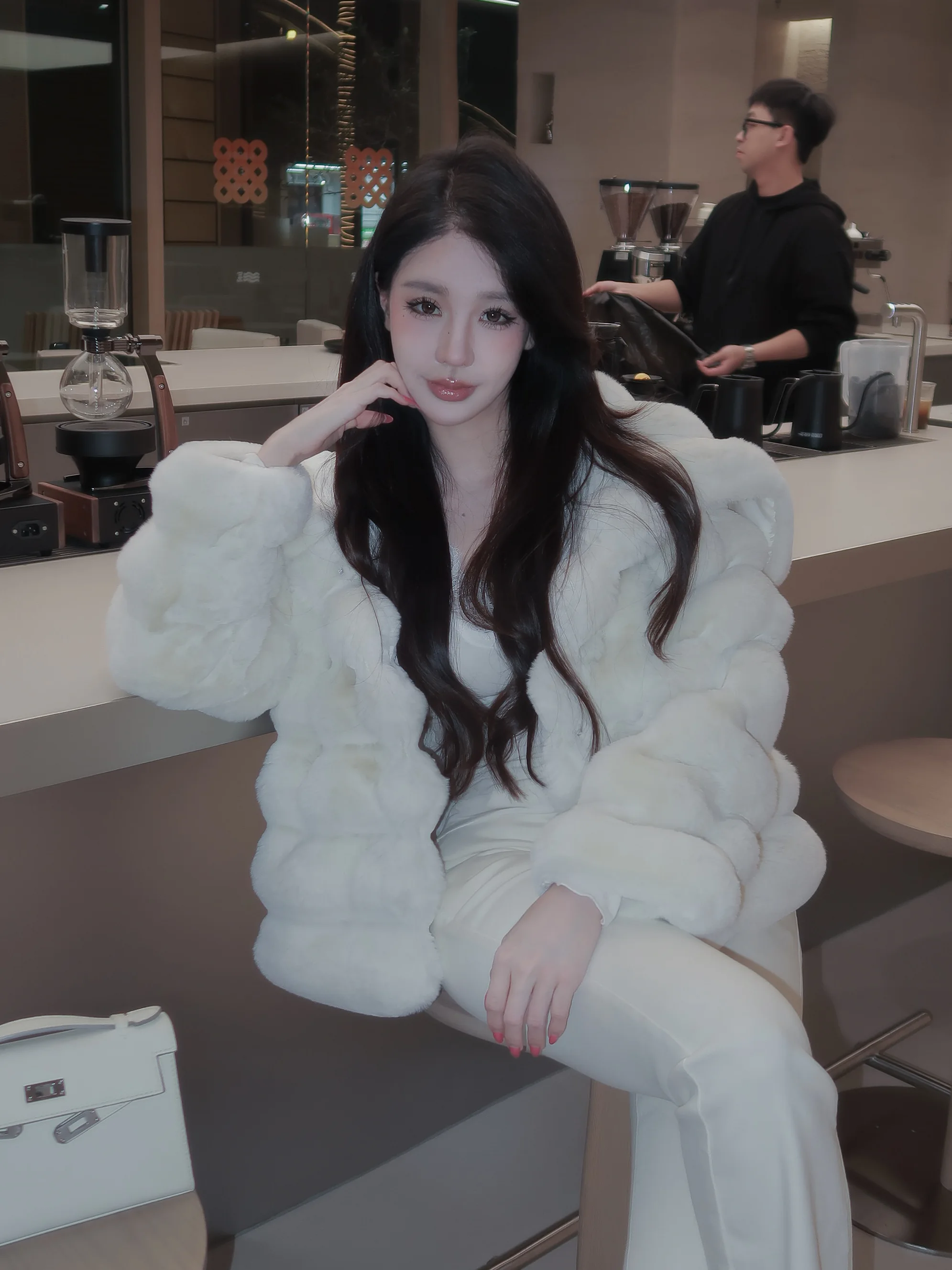 

Элегантное белое меховое пальто: роскошь и экологичность. Утепленная женская зимняя верхняя одежда с длинными рукавами.