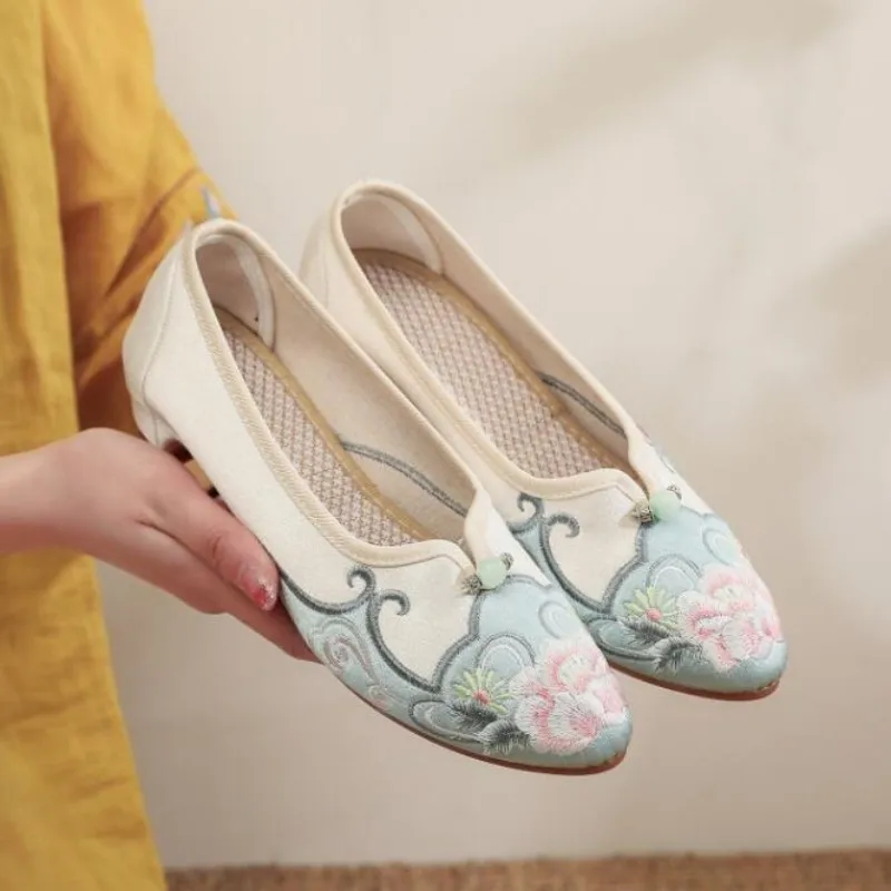 Women Spring Embroidered Dress Shoes Ethnic Retro Dance Pumps Pointed Toe Slip on Fabric Shoe for Ladies Elegant Party Heels