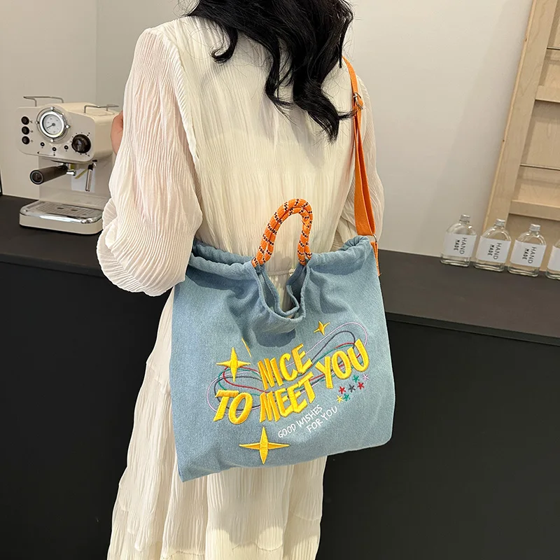 Classic denim material large capacity shoulder bag, color pattern casual fashion classic, suitable for all types of women