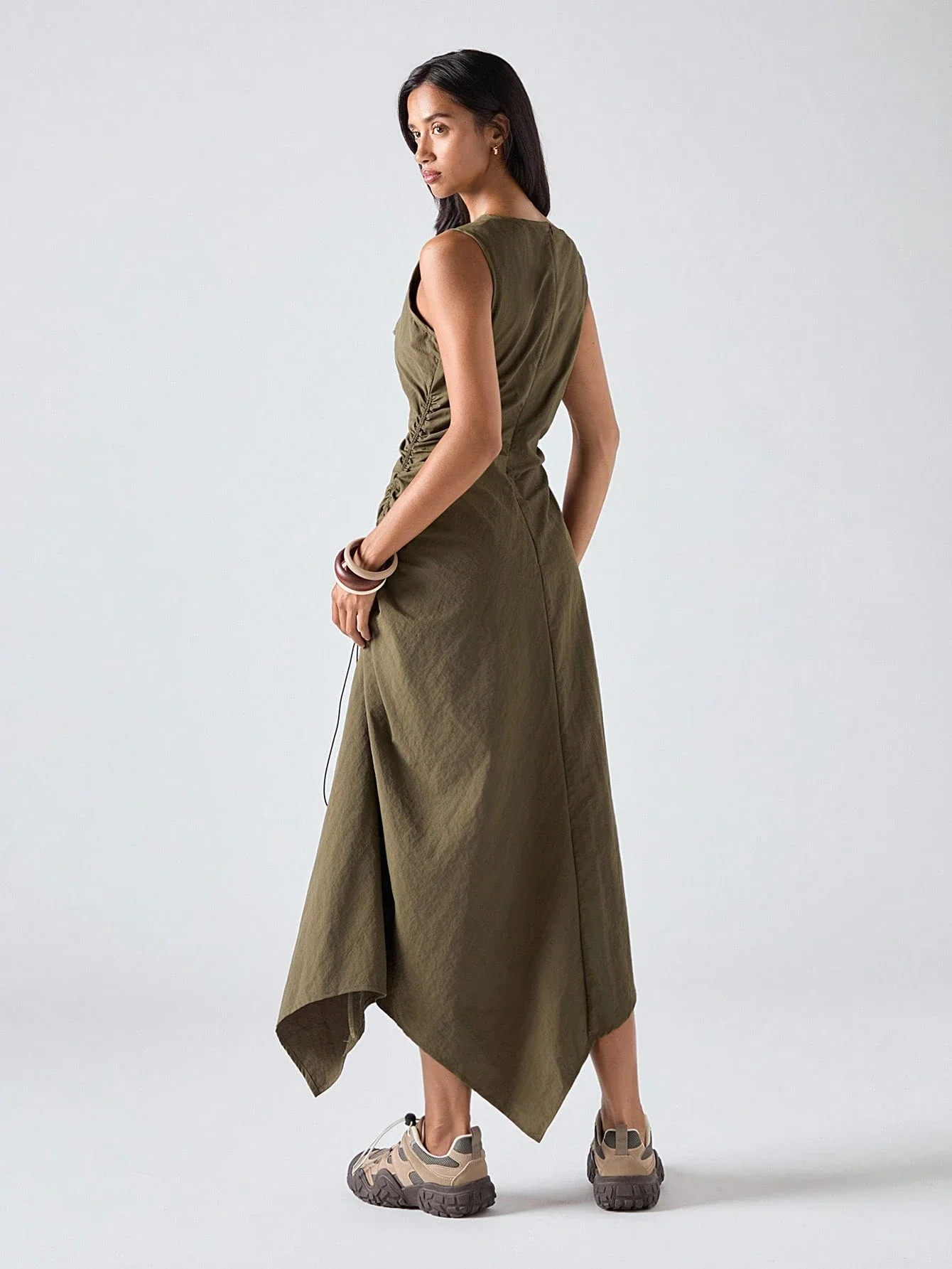 

Минималистичное женское платье миди без рукавов с асимметричным подолом и плиссировкой для повседневной носки и уличного стиля