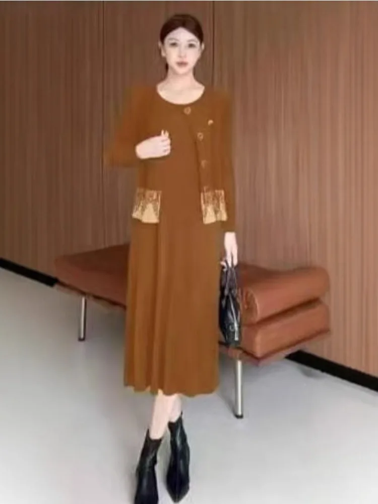 

Новый модный плиссированный костюм высокого класса 2025, куртка с длинными рукавами и круглым вырезом, платье без рукавов внутри, женская одежда из двух предметов.