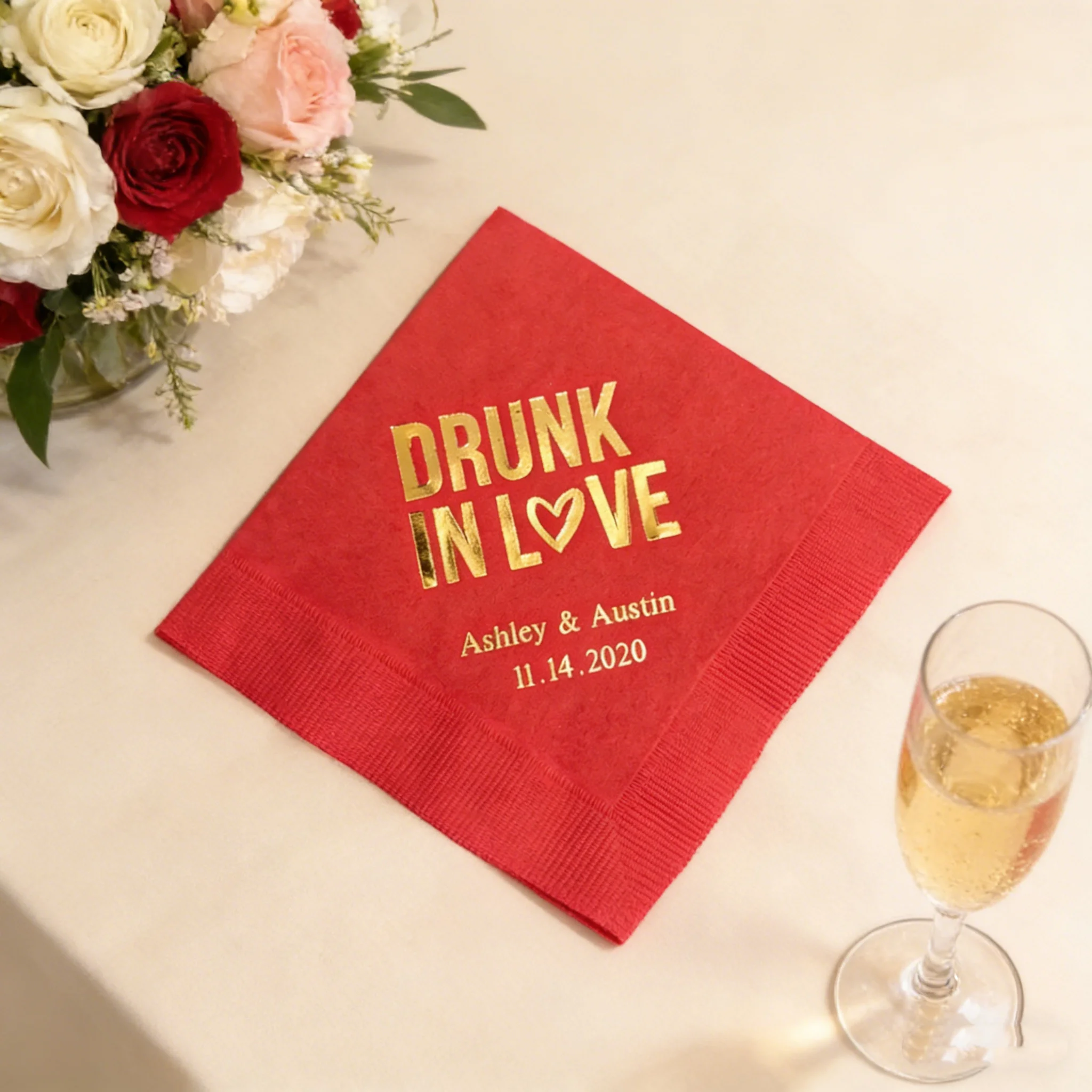

50 шт. персонализированных свадебных салфеток «Drunk In Love», 50 штук в упаковке, бумажные салфетки для помолвки, годовщины, вечеринки, коктейльные салфетки на заказ