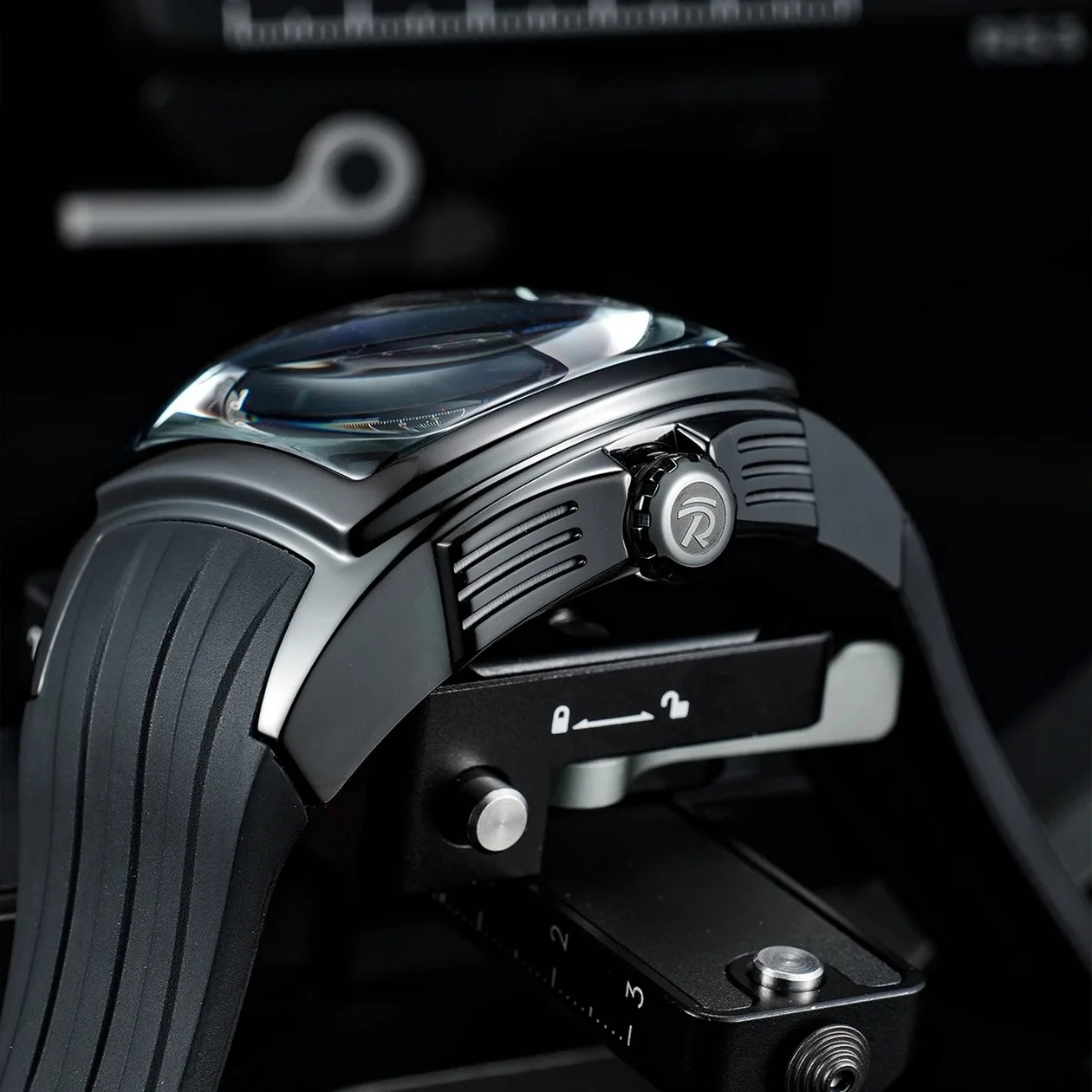 Reef Tiger Men นาฬิกาอัตโนมัติ 42.3 มม.Tonneau นาฬิกาข้อมือ Luminous Black Panther Dial Sapphire Mirror