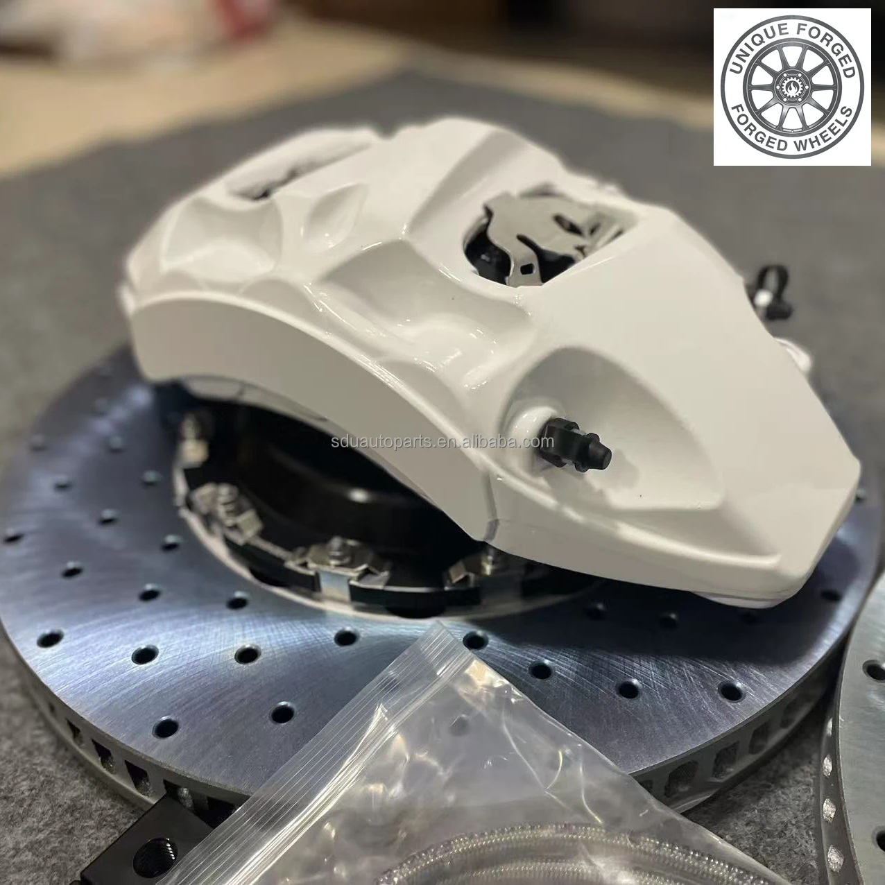 

Комплект высокопроизводительных передних тормозов на 26 моделях: 6-поршневые гоночные суппорты, диски 380 мм/405 мм, полный комплект