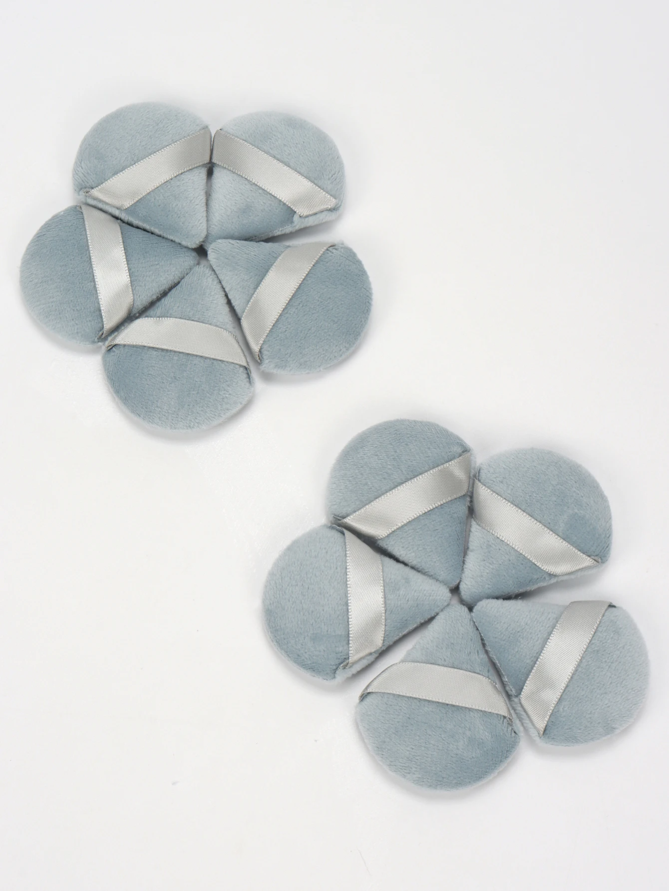 พัฟแป้งรูปสามเหลี่ยมขนาดเล็ก 40-80 ชิ้น ใช้แป้งฝุ่นโดยกดเบาๆ ลงบนใบหน้าเพื่อให้ได้ผลลัพธ์ที่ติดทน