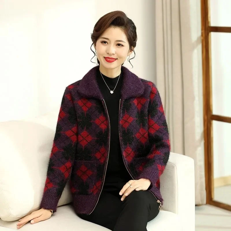 الأم سترة سترة الإناث الخريف الشتاء 2025 جديد سستة تريكو حجم كبير 5XL منتصف العمر المسنين سترة معطف المرأة