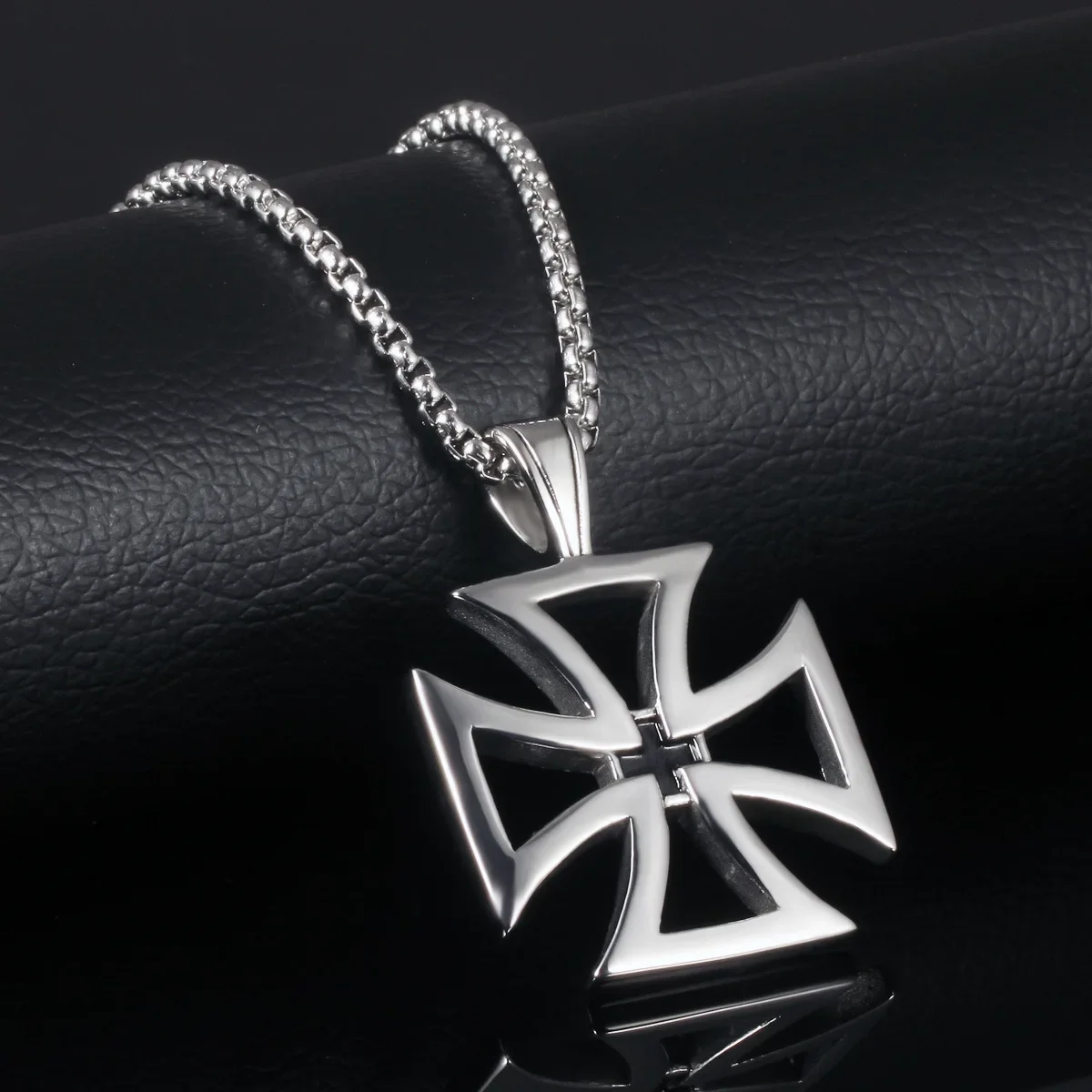 Vintage Hollow Maltese Iron Cross Pendant Necklace Knights Templar Stainless Steel Fashion Jewelry