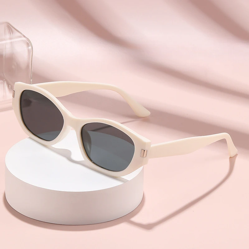 Korean version cat-eye small-frame sunglasses for women, suitable for daily street photography and travel