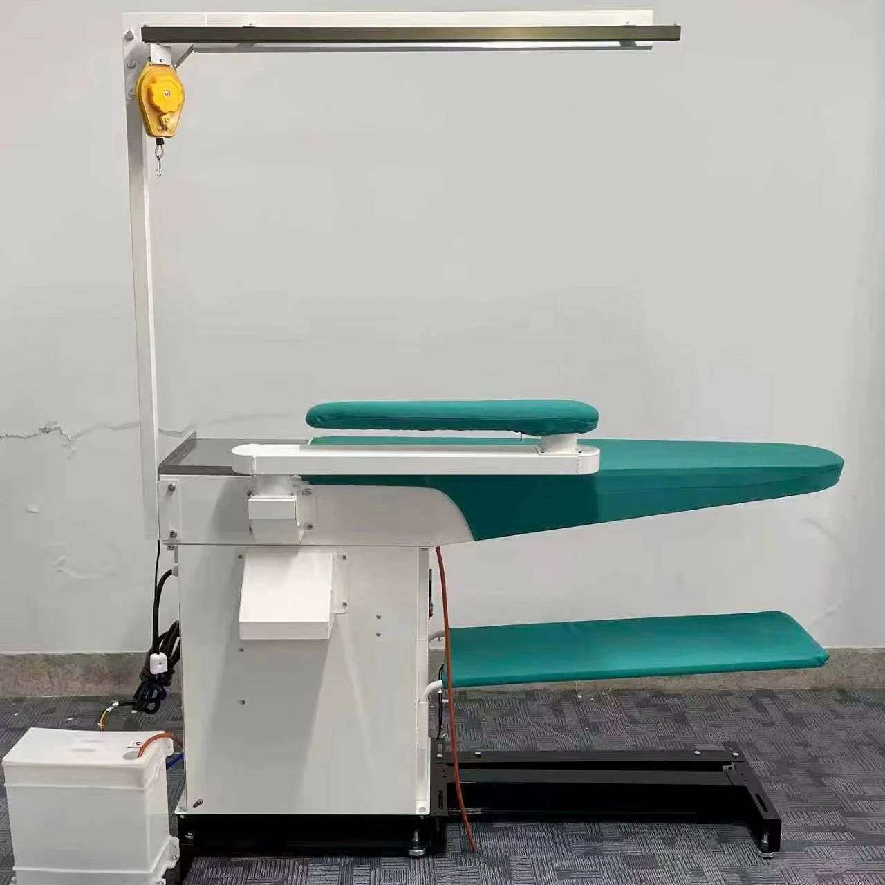 Professional Adjustable Height Bridge-style Ironing Table Steam Station 3000W Motor 151 Steam Temperature for