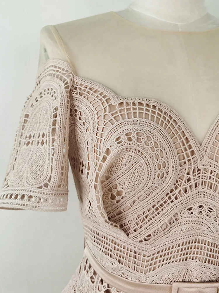 DEAT Elegant Dress Gauze Hollow Out Belt Patchwork Lace Embroider Pleated Women\'s Party Dresses 2024 Summer New Fashion 13DB4765