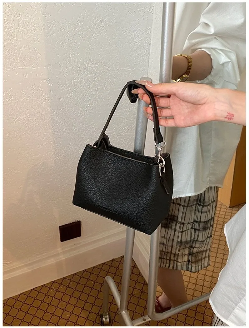 CEEKAY Minimalistische Mini-Eimertasche aus genarbtem, lederähnlichem Leder mit Aufdruck, leicht und tragbar, als Umhängetasche oder Schultertasche für Kaffeebraun – Detail 25